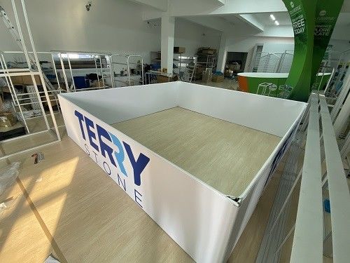 A feira profissional de suspensão aérea do teto quadrado assina o suporte de exposição curvado da tela