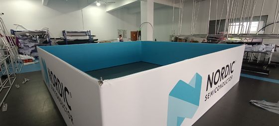 a exposição da tela 60IN da tensão de 20ft levanta bandeiras que PSD estalam acima bandeiras da exposição